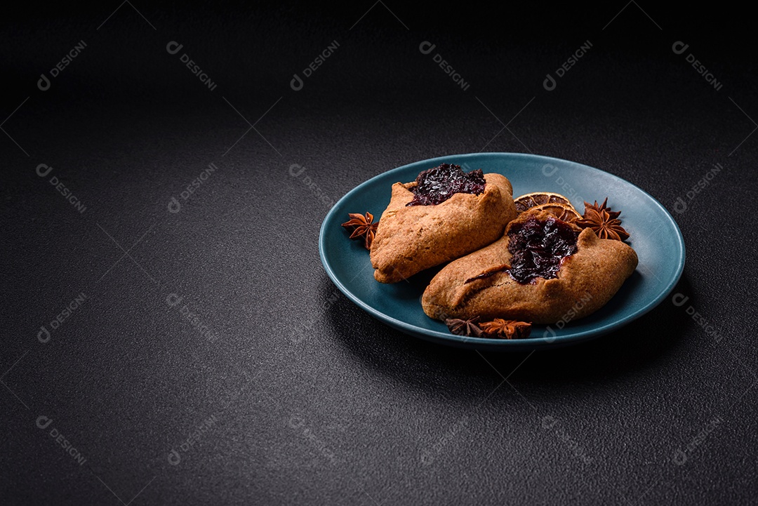 Biscoitos saborosos em um prato em uma mesa de concreto