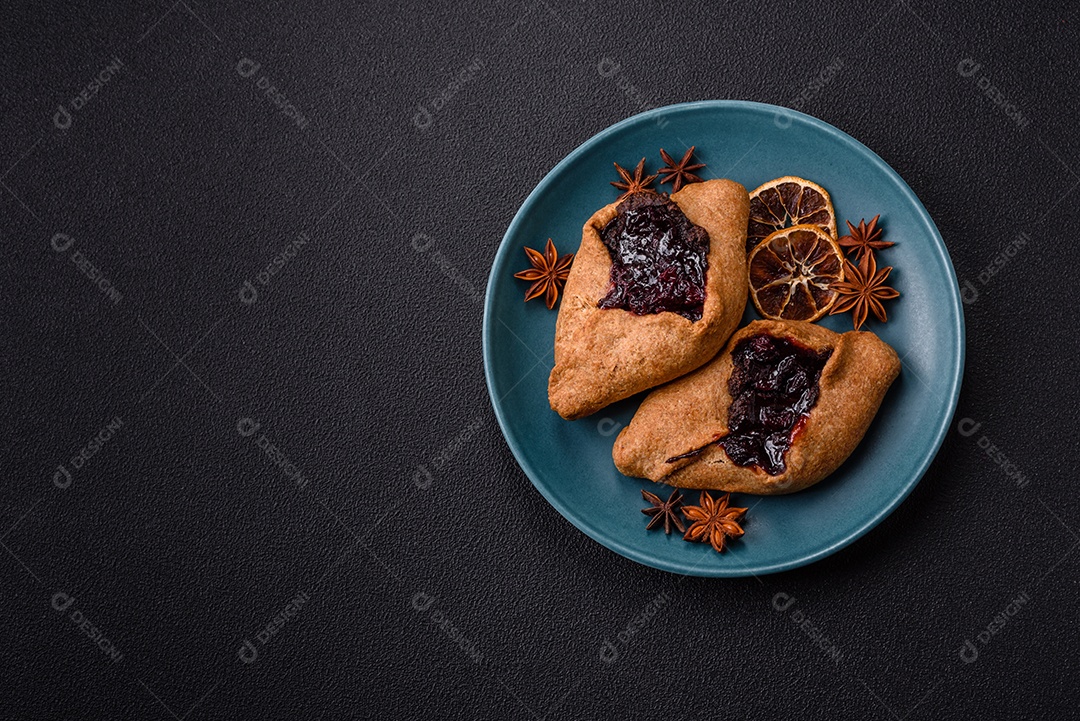 Biscoitos saborosos em um prato em uma mesa de concreto