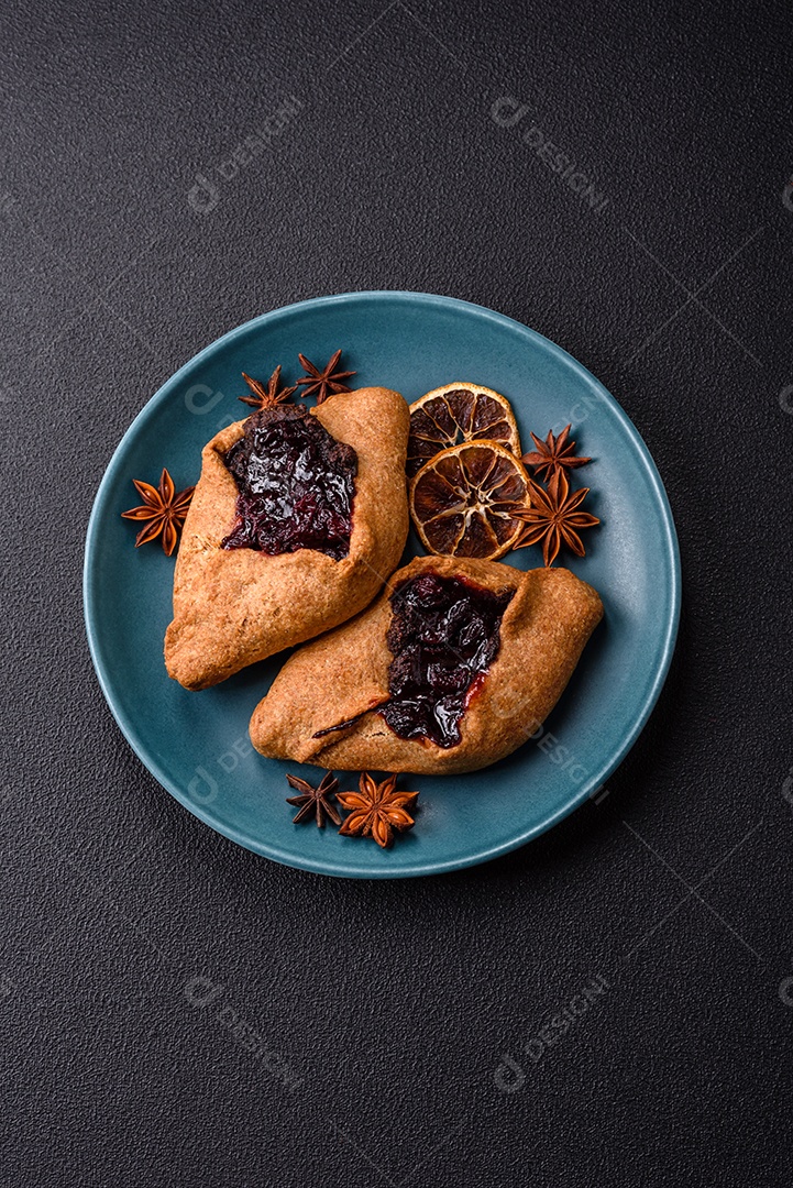 Biscoitos saborosos em um prato em uma mesa de concreto