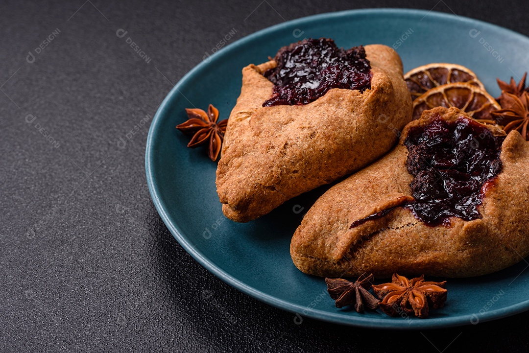 Biscoitos saborosos em um prato em uma mesa de concreto