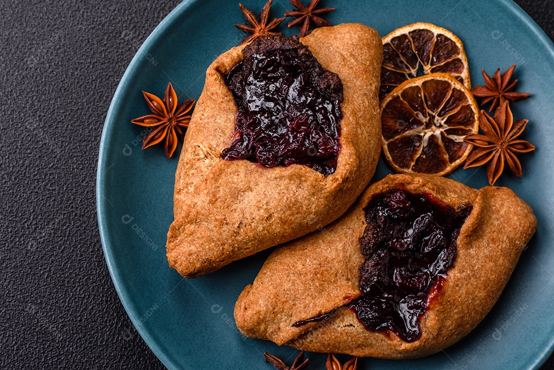 Biscoitos saborosos em um prato em uma mesa de concreto