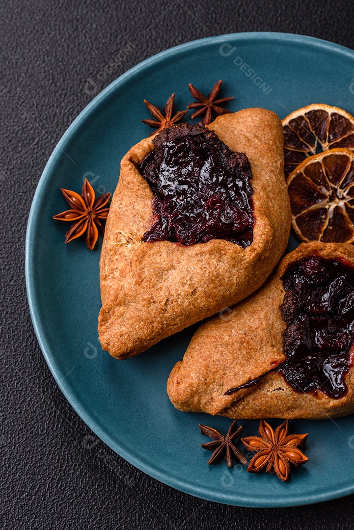 Biscoitos saborosos em um prato em uma mesa de concreto