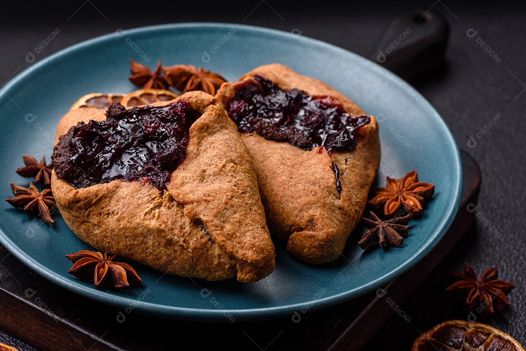 Biscoitos saborosos em um prato em uma mesa de concreto