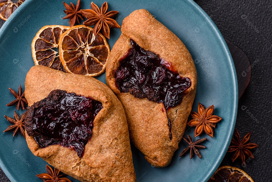 Biscoitos saborosos em um prato em uma mesa de concreto