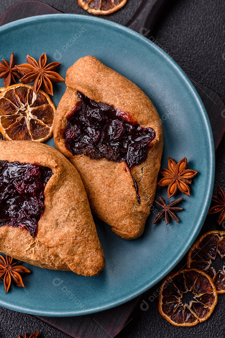 Biscoitos saborosos em um prato em uma mesa de concreto