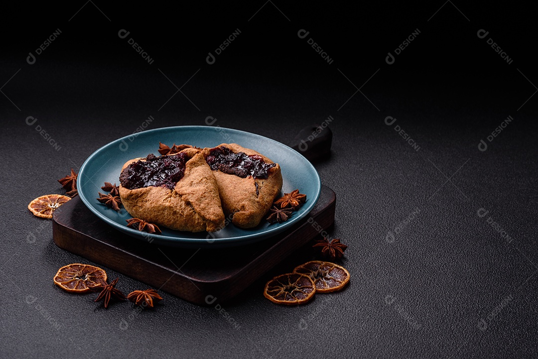 Biscoitos saborosos em um prato em uma mesa de concreto
