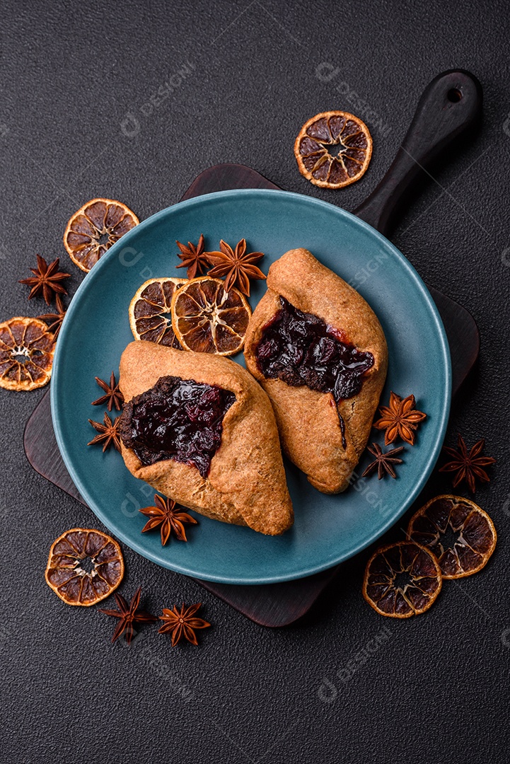 Biscoitos saborosos em um prato em uma mesa de concreto
