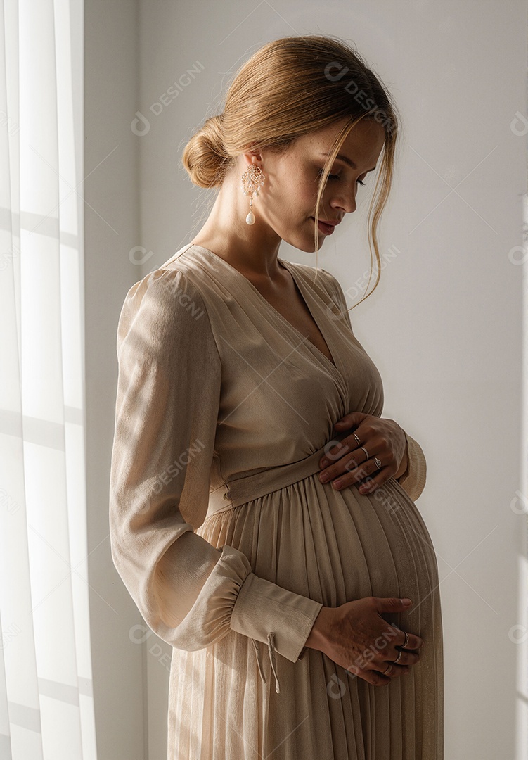 Mulher grávida tirando fotos sob fundo minimalista