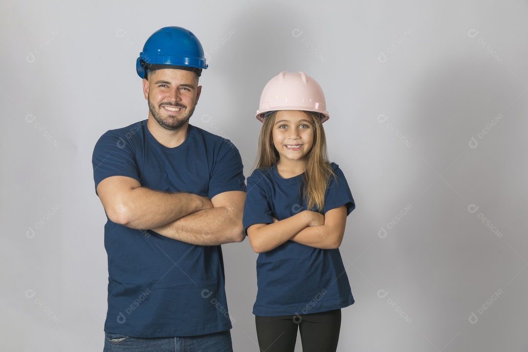 Lindo pai construtor ao lado de sua filha felizes fundo isolado branco