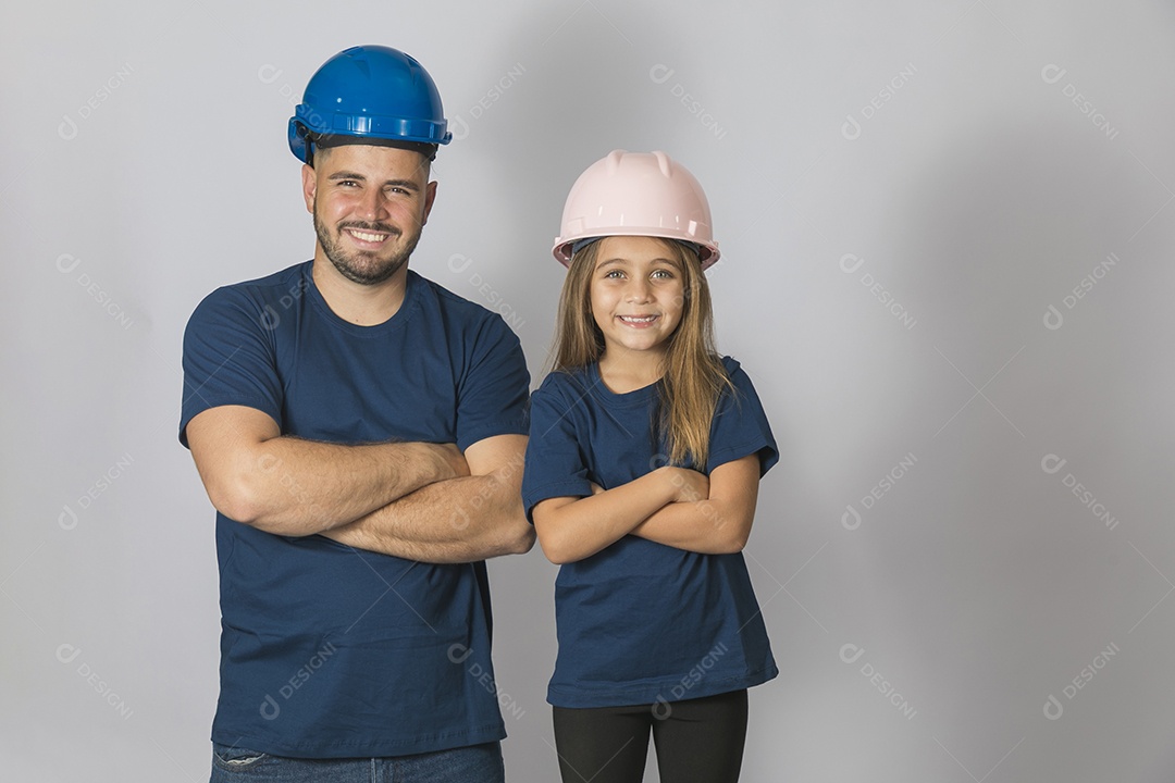 Lindo pai construtor ao lado de sua filha felizes fundo isolado branco