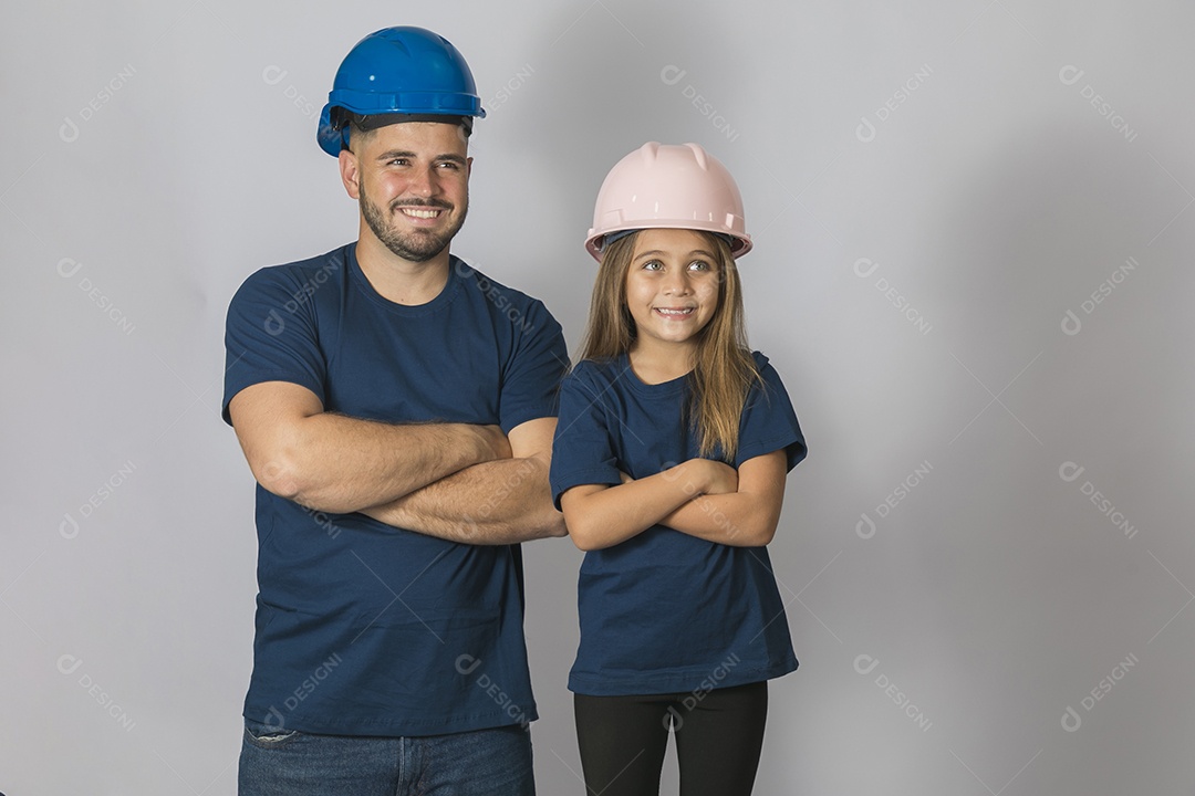 Lindo pai construtor ao lado de sua filha felizes fundo isolado branco
