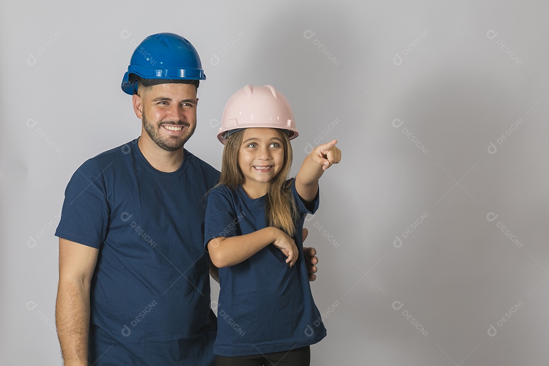 Lindo pai construtor ao lado de sua filha felizes fundo isolado branco