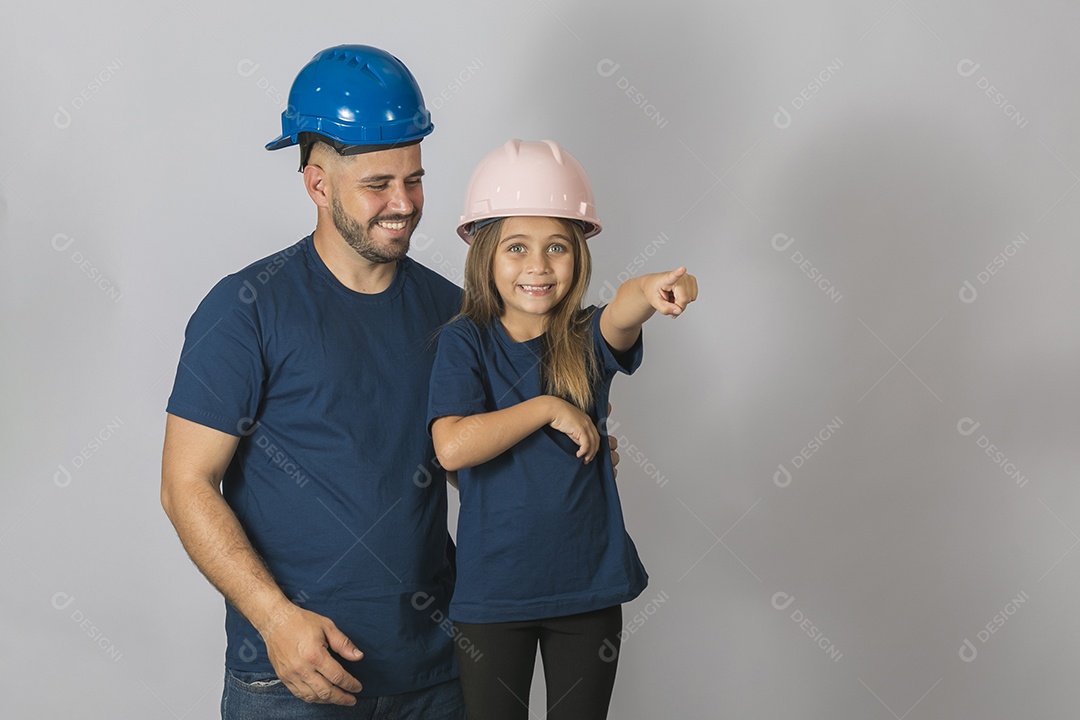 Lindo pai construtor ao lado de sua filha felizes fundo isolado branco