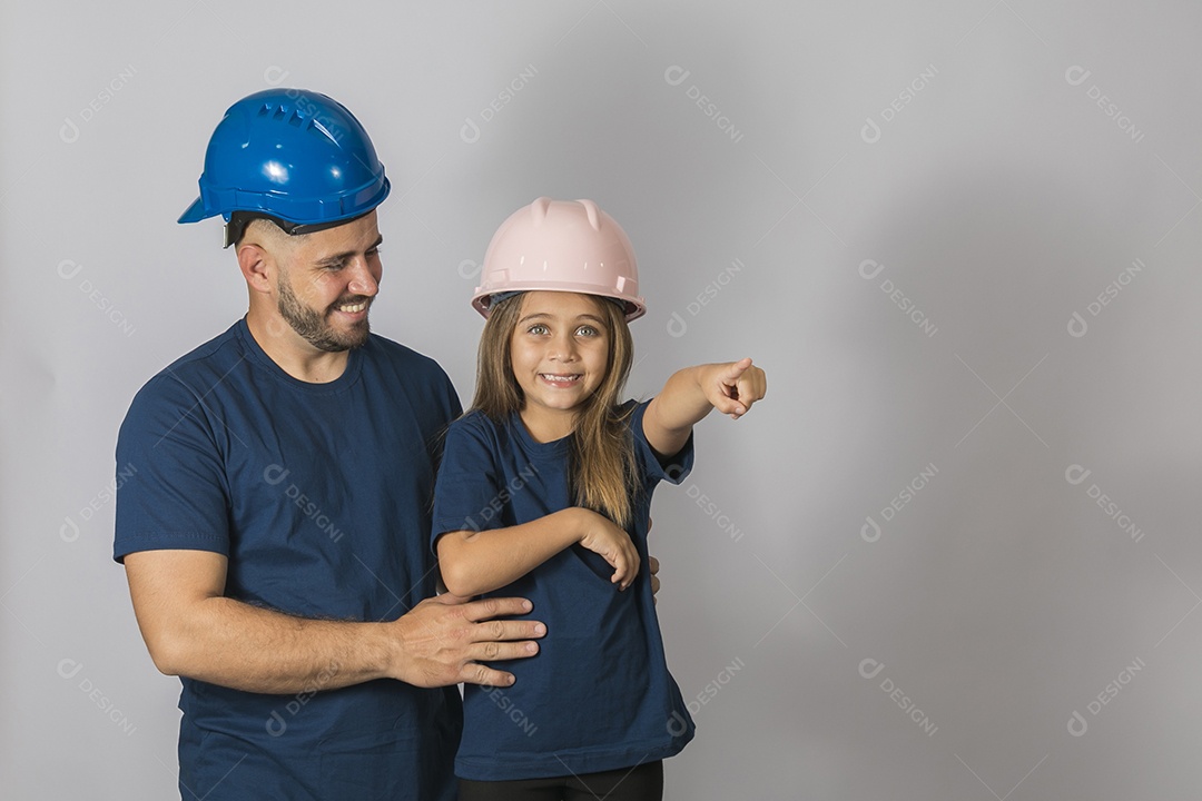 Lindo pai construtor ao lado de sua filha felizes fundo isolado branco