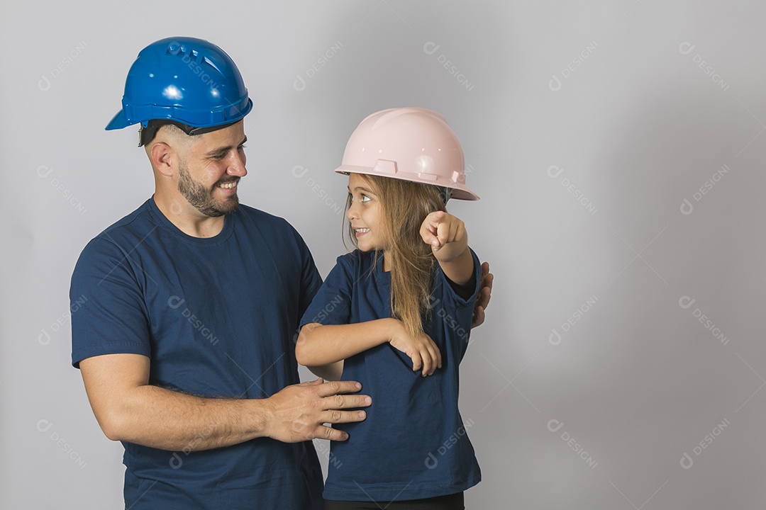 Lindo pai construtor ao lado de sua filha felizes fundo isolado branco