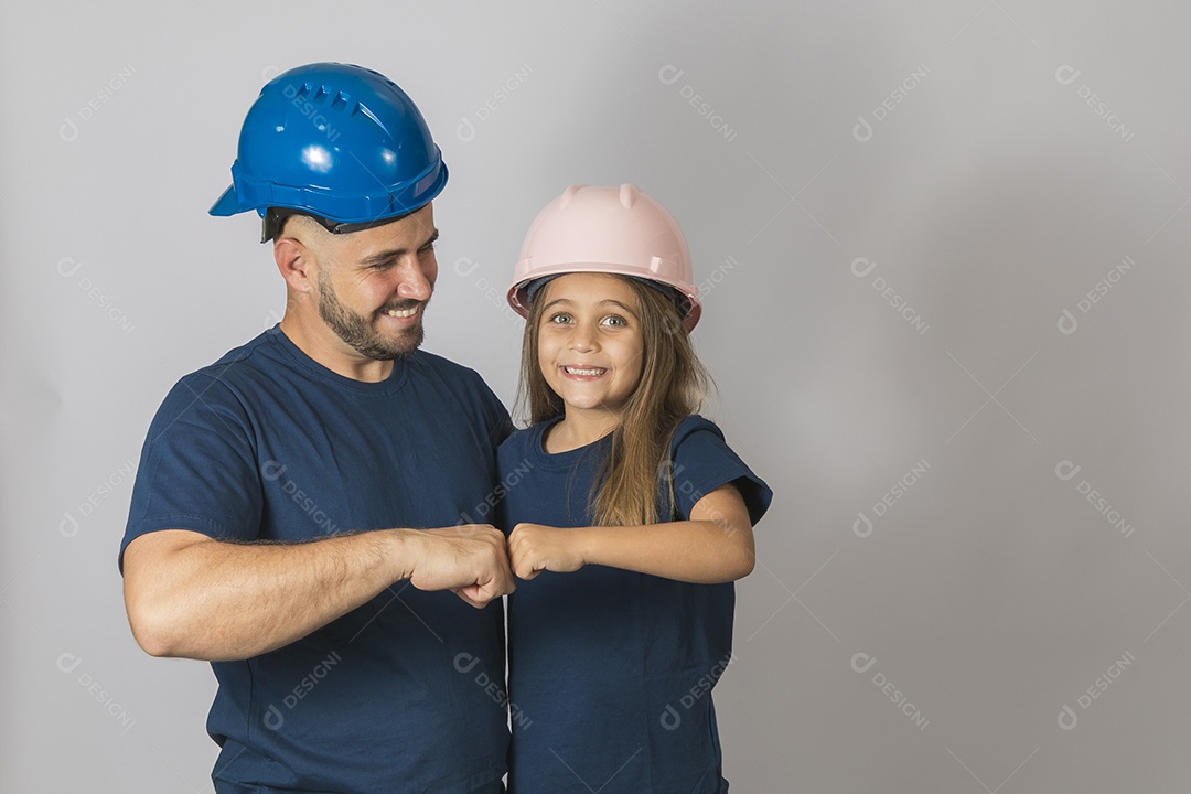 Lindo pai ao lado de sua filha felizes fundo isolado branco
