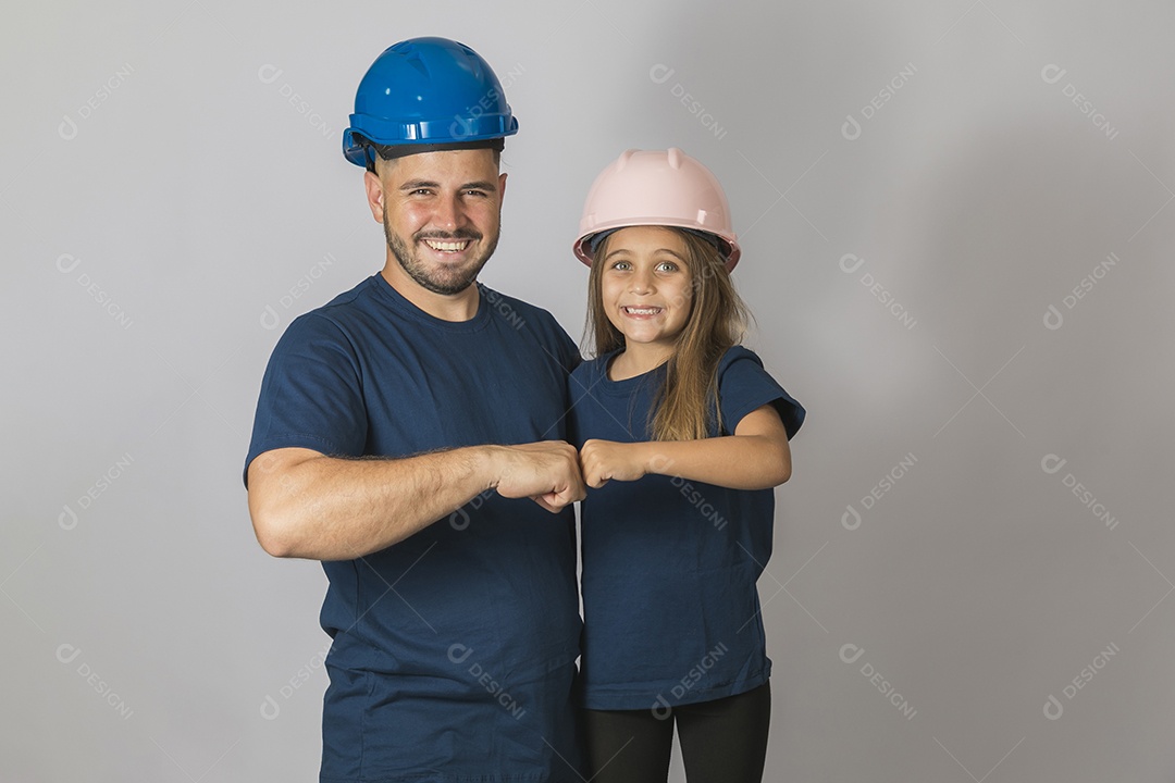 Lindo pai ao lado de sua filha felizes fundo isolado branco