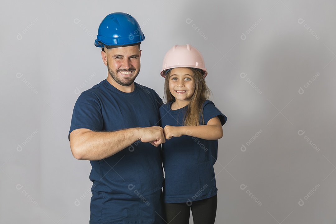 Lindo pai construtor ao lado de sua filha felizes fundo isolado branco