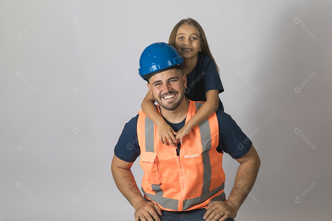 Lindo pai construtor ao lado de sua filha felizes fundo isolado branco