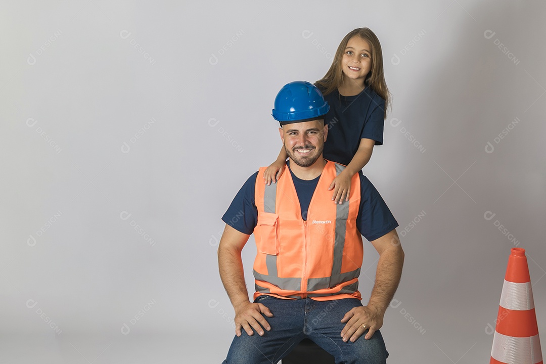 Lindo pai construtor ao lado de sua filha felizes fundo isolado branco
