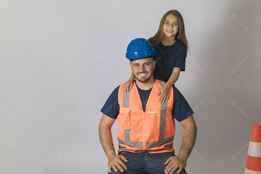 A imagem mostra um soldador, um profissional especializado em unir materiais metálicos através de processos de soldagem