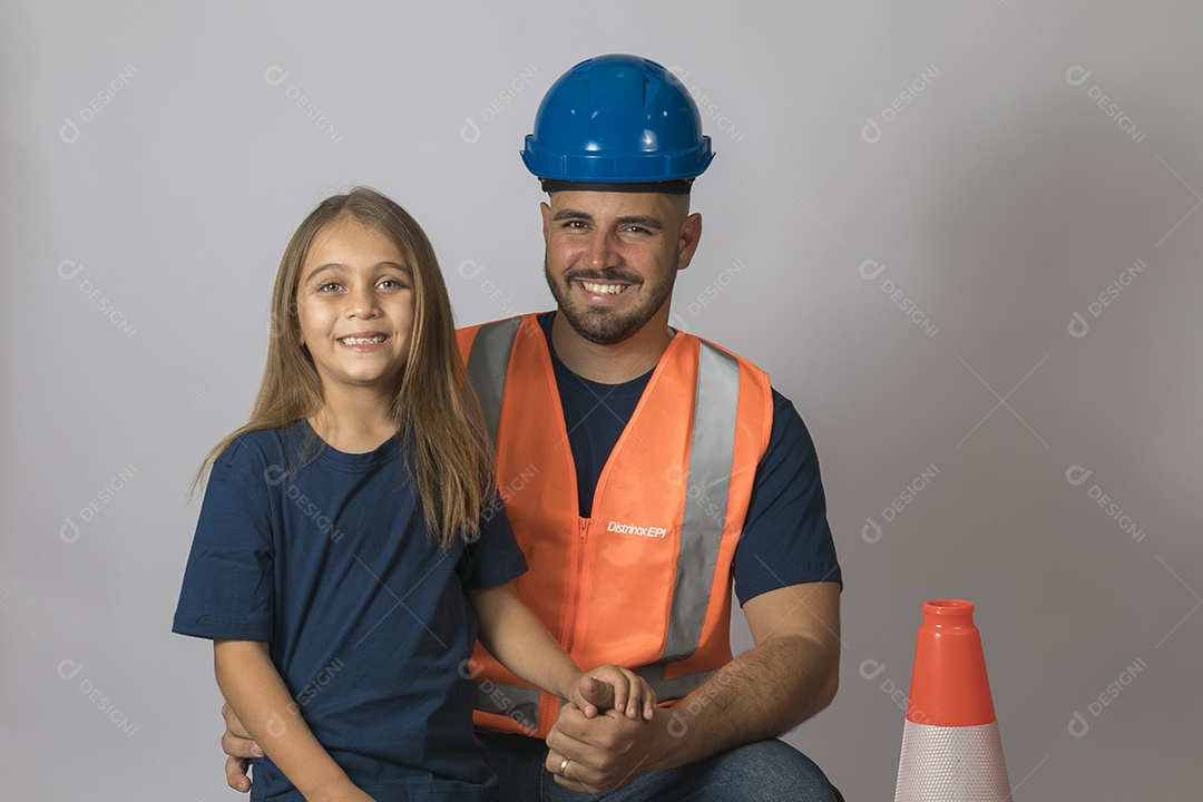 A imagem mostra um soldador, um profissional especializado em unir materiais metálicos através de processos de soldagem