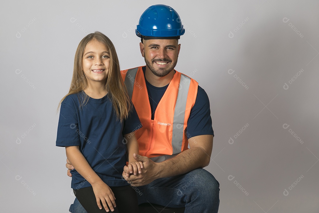 A imagem mostra um soldador, um profissional especializado em unir materiais metálicos através de processos de soldagem