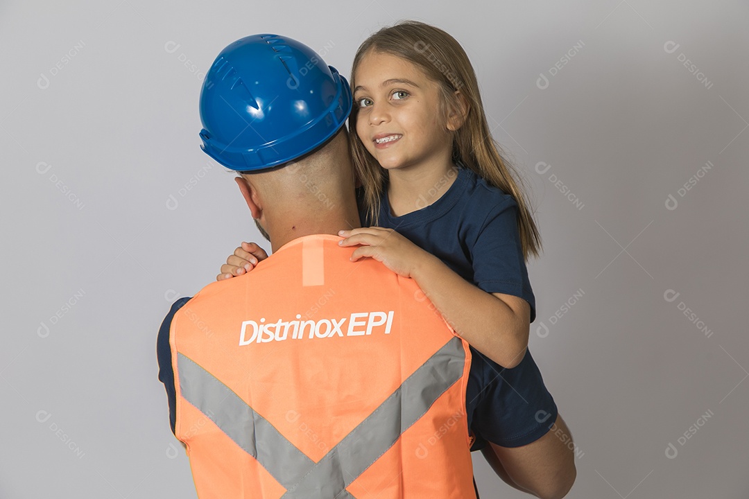 A imagem mostra um soldador, um profissional especializado em unir materiais metálicos através de processos de soldagem