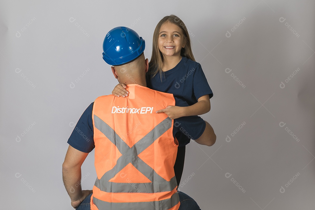 A imagem mostra um soldador, um profissional especializado em unir materiais metálicos através de processos de soldagem