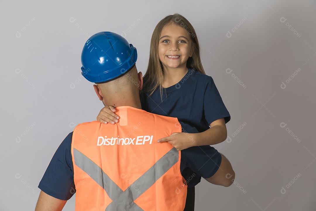 A imagem mostra um soldador, um profissional especializado em unir materiais metálicos através de processos de soldagem