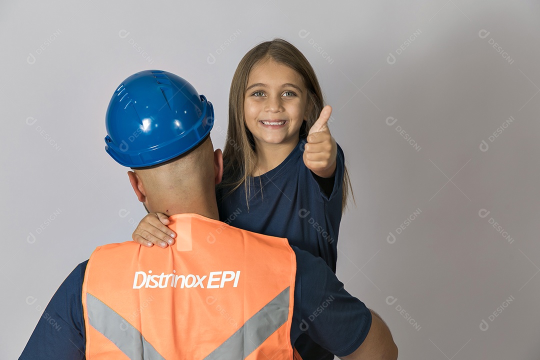 A imagem mostra um soldador, um profissional especializado em unir materiais metálicos através de processos de soldagem