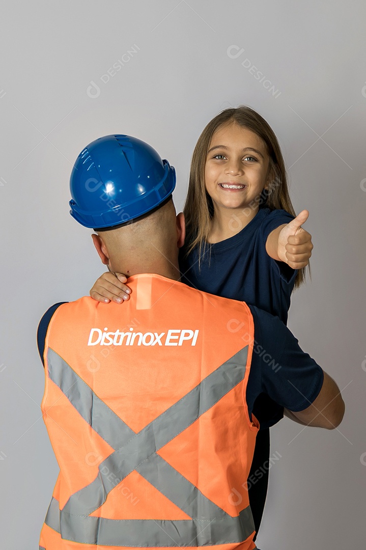 A imagem mostra um soldador, um profissional especializado em unir materiais metálicos através de processos de soldagem