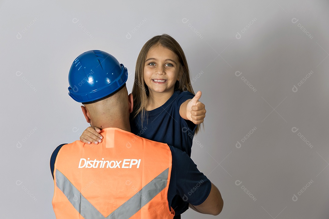 Pai trabalhador usando roupa de obras segurando sua linda filha