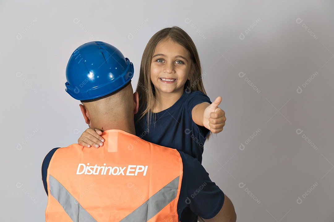 A imagem mostra um soldador, um profissional especializado em unir materiais metálicos através de processos de soldagem