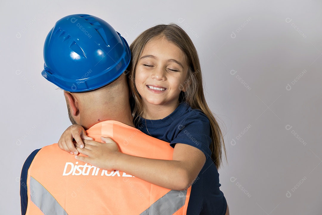 A imagem mostra um soldador, um profissional especializado em unir materiais metálicos através de processos de soldagem