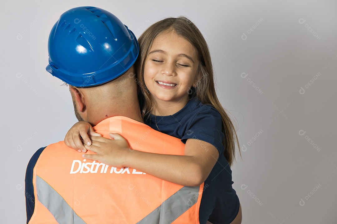 Lindo pai construtor ao lado de sua filha felizes fundo isolado branco