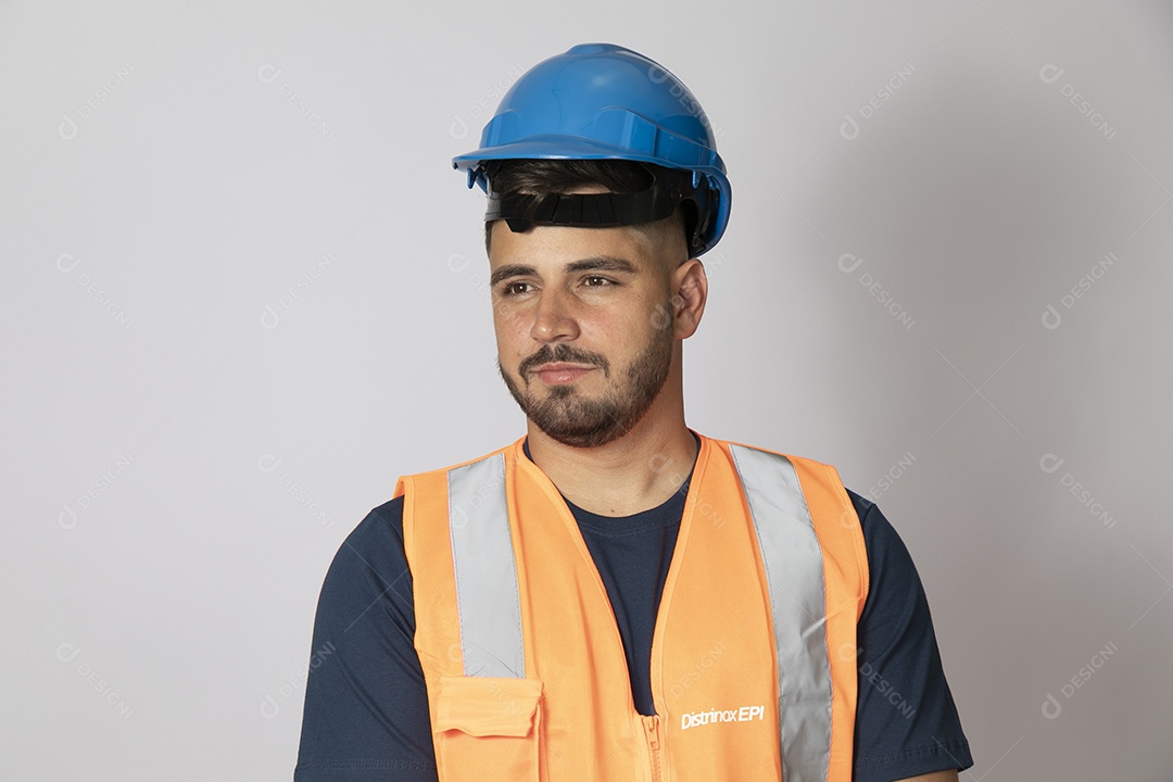 Lindo homem jovem construtor sobre fundo isolado branco