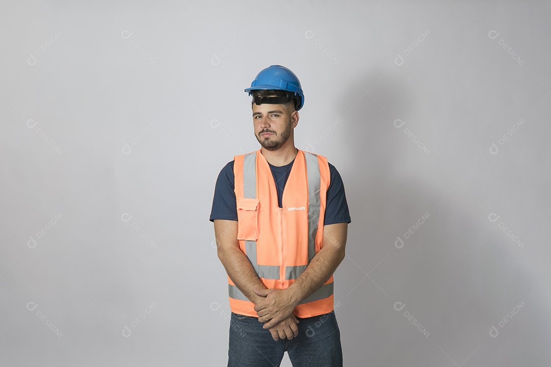 Lindo homem jovem construtor sobre fundo isolado branco