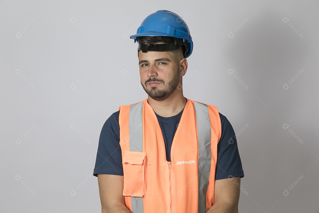 Lindo homem jovem construtor sobre fundo isolado branco