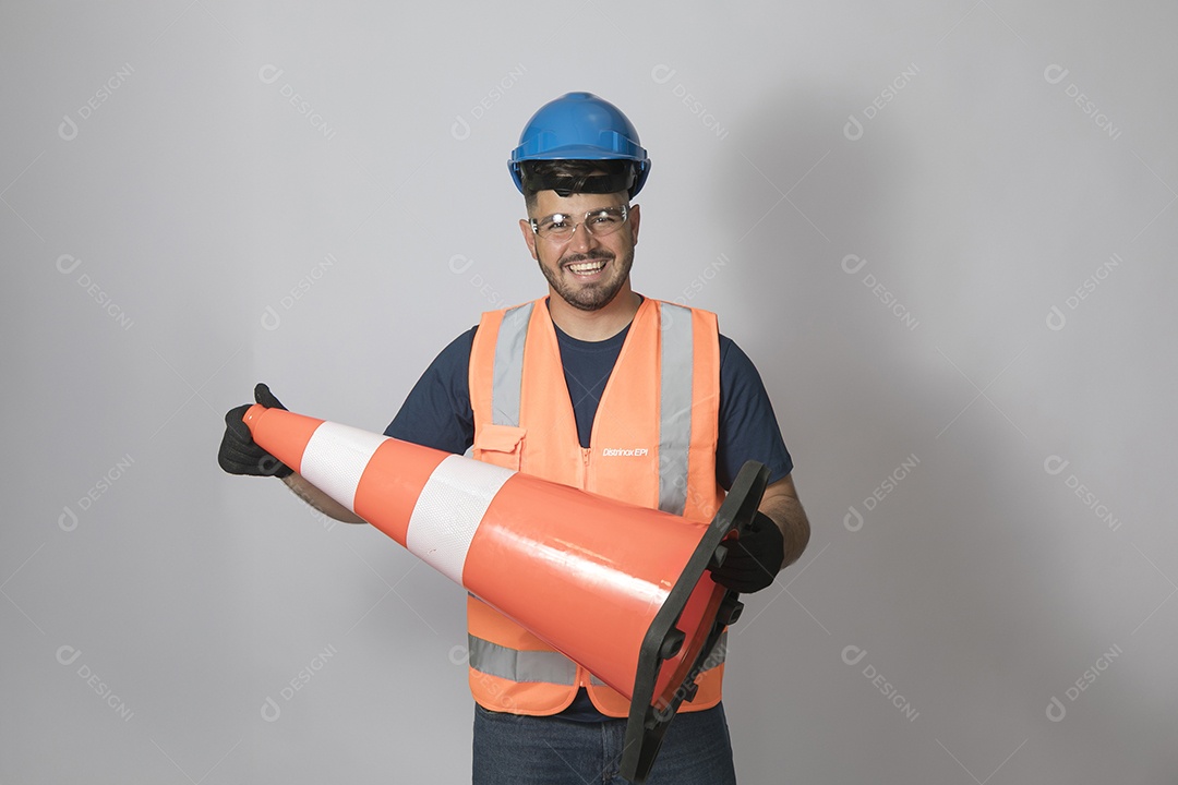 Lindo homem jovem construtor sobre fundo isolado branco