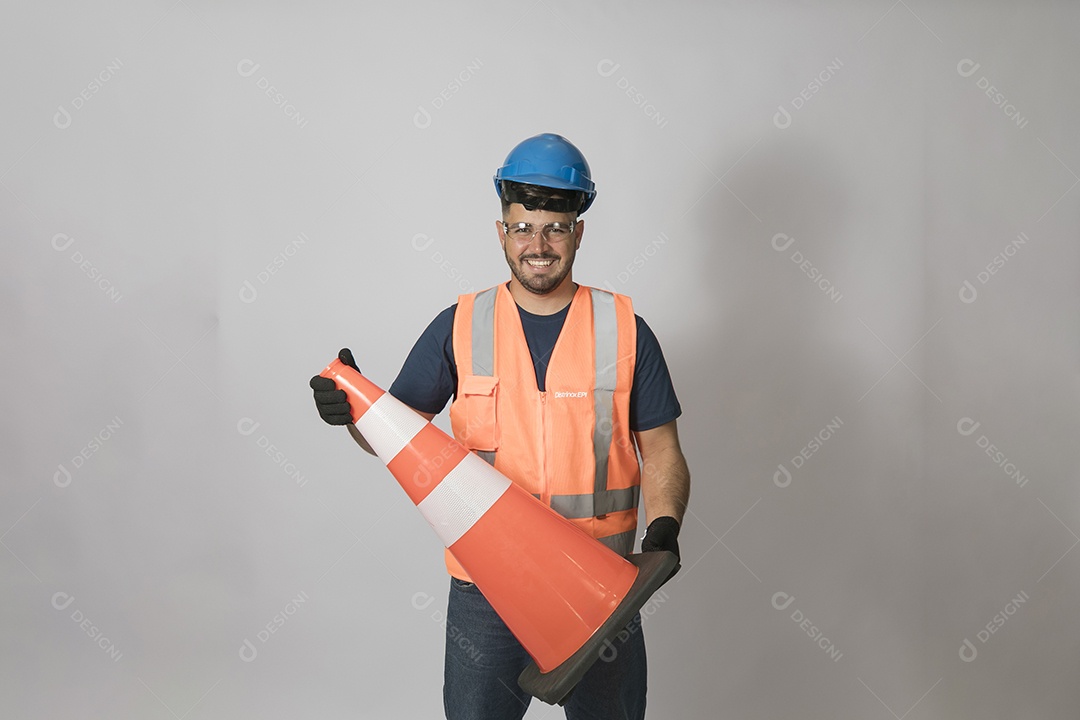 Lindo homem jovem construtor sobre fundo isolado branco