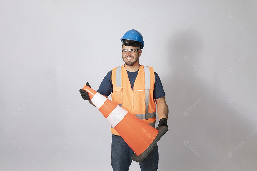 Lindo homem jovem construtor sobre fundo isolado branco