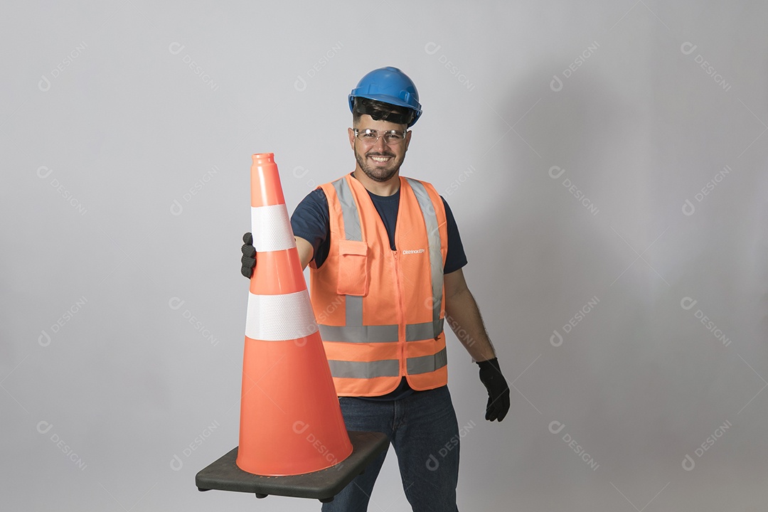 Lindo homem jovem construtor sobre fundo isolado branco