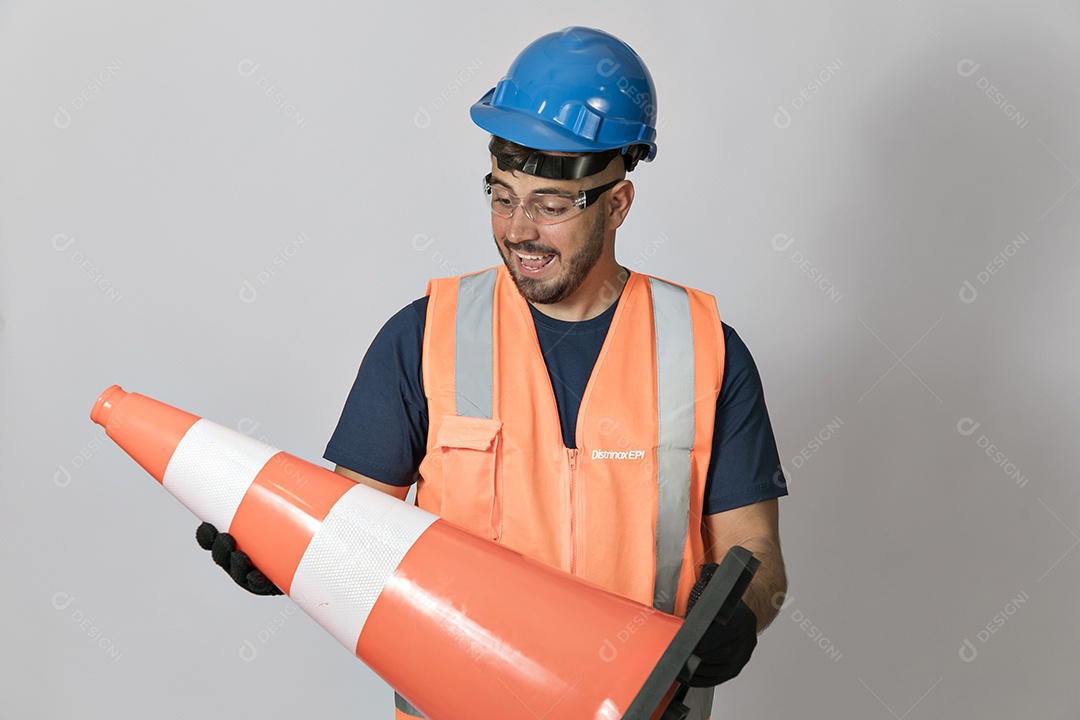 Lindo homem jovem construtor sobre fundo isolado branco