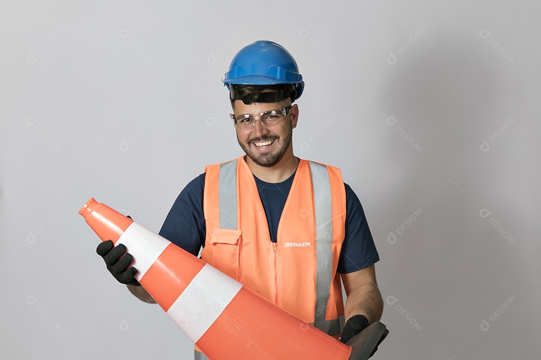Lindo homem jovem construtor sobre fundo isolado branco