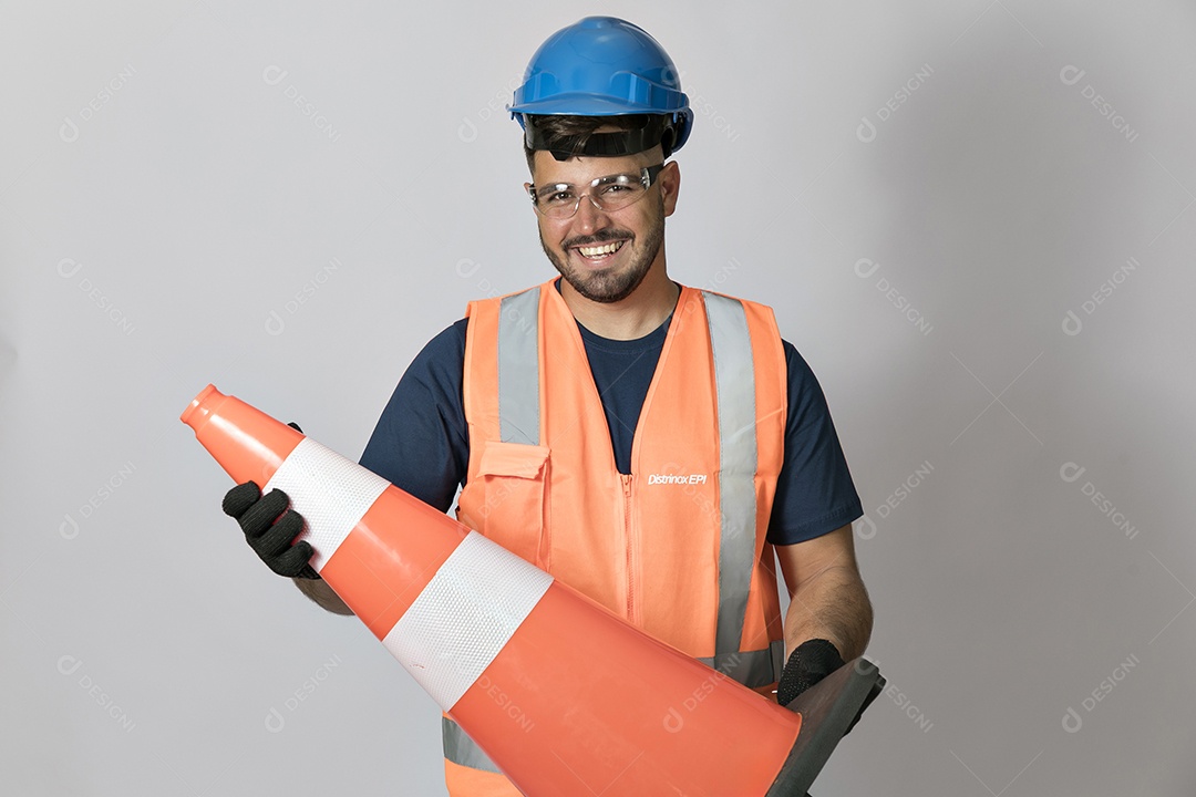 Lindo homem jovem construtor sobre fundo isolado branco