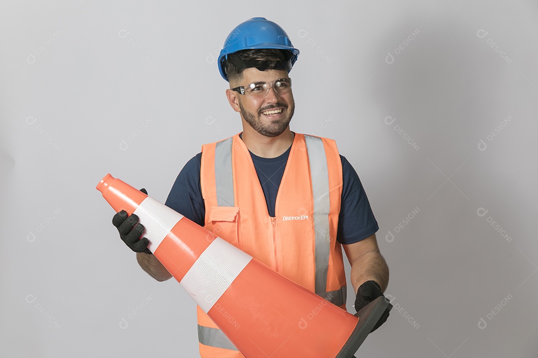Lindo homem jovem construtor sobre fundo isolado branco