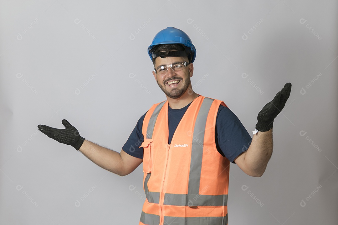 Lindo homem jovem construtor sobre fundo isolado branco