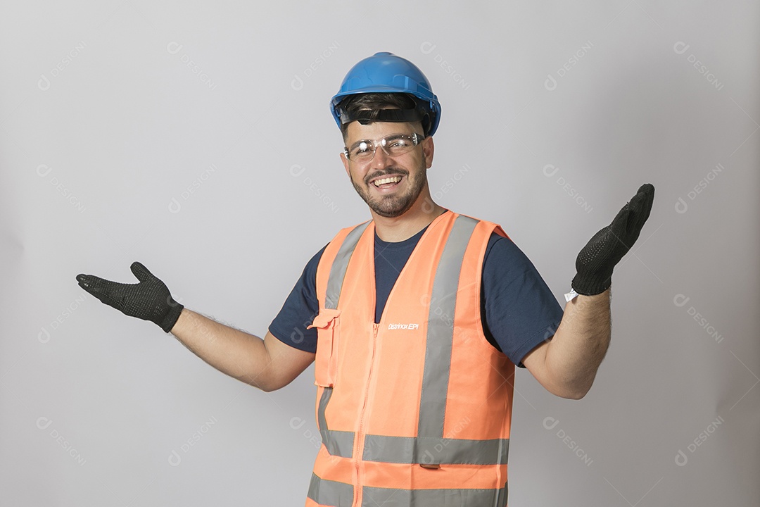 Lindo homem jovem construtor sobre fundo isolado branco