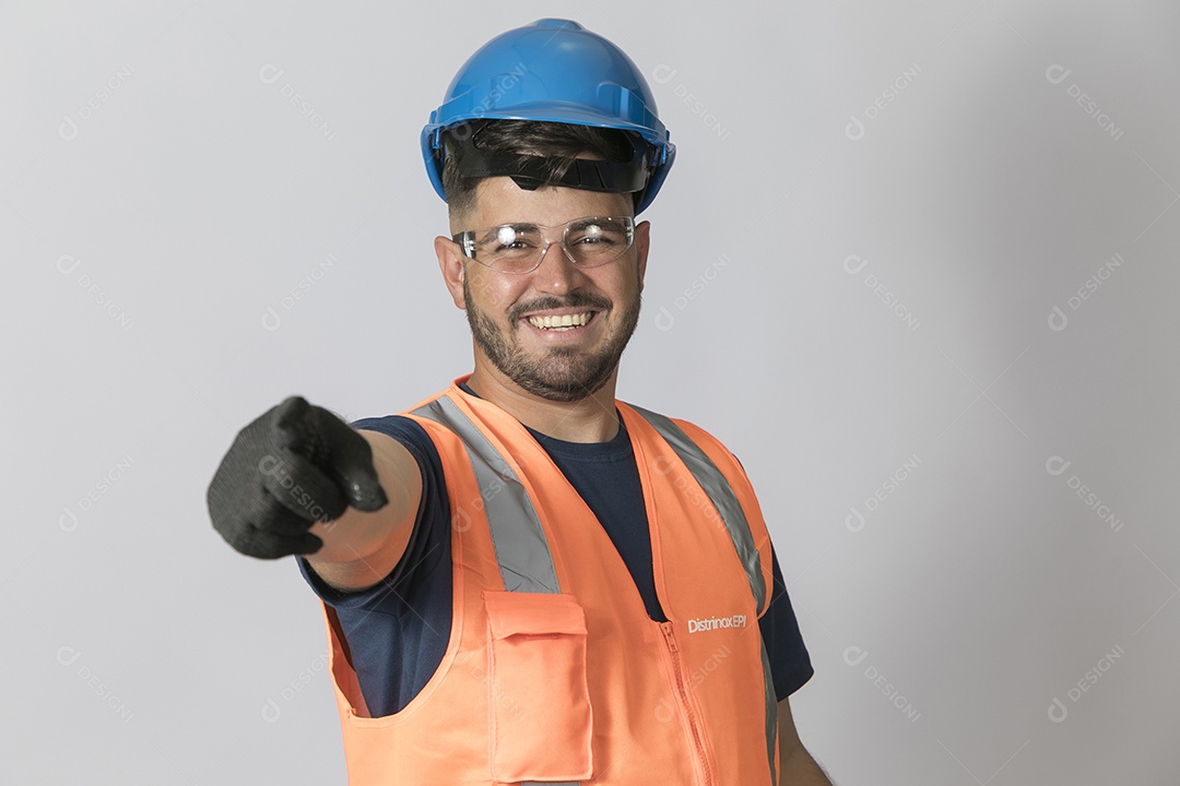Lindo homem jovem construtor sobre fundo isolado branco